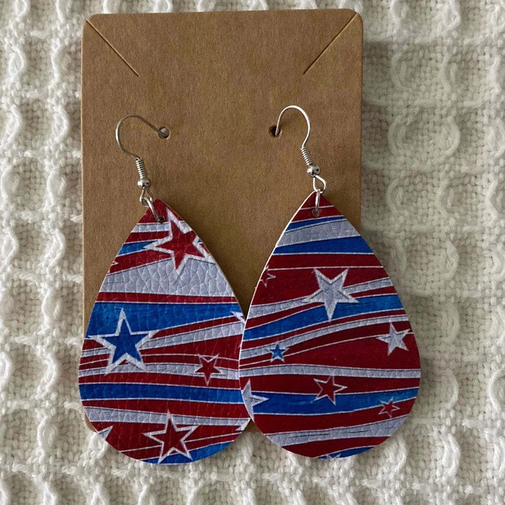 🦩 NWOT Earrings in faux leather in red, white & blue print🦩 - Picture 1 of 4